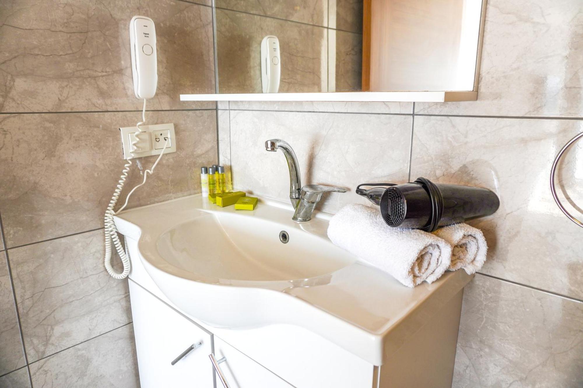 Ni Marin Hotel Миляс Экстерьер фото
