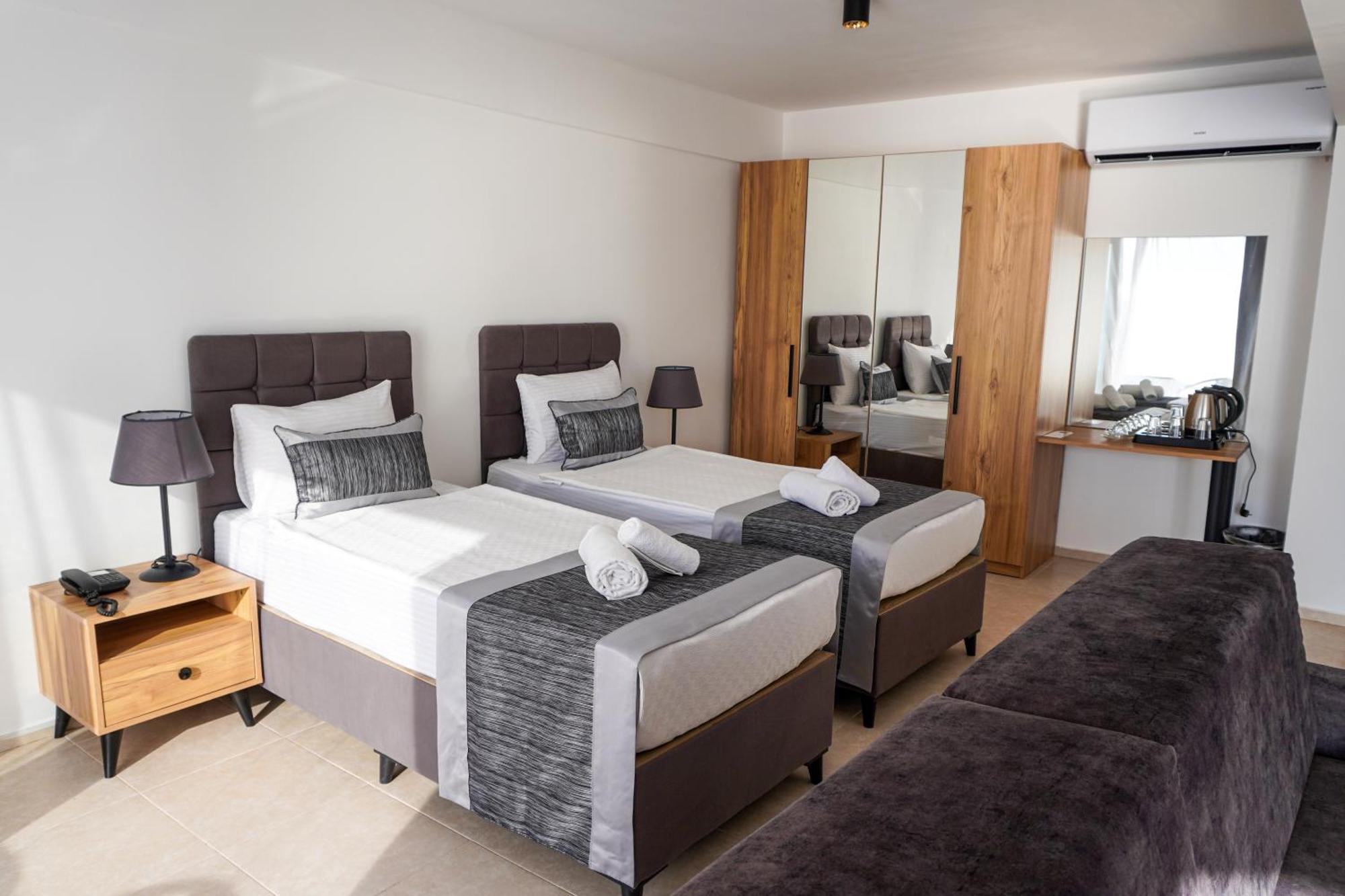 Ni Marin Hotel Миляс Экстерьер фото